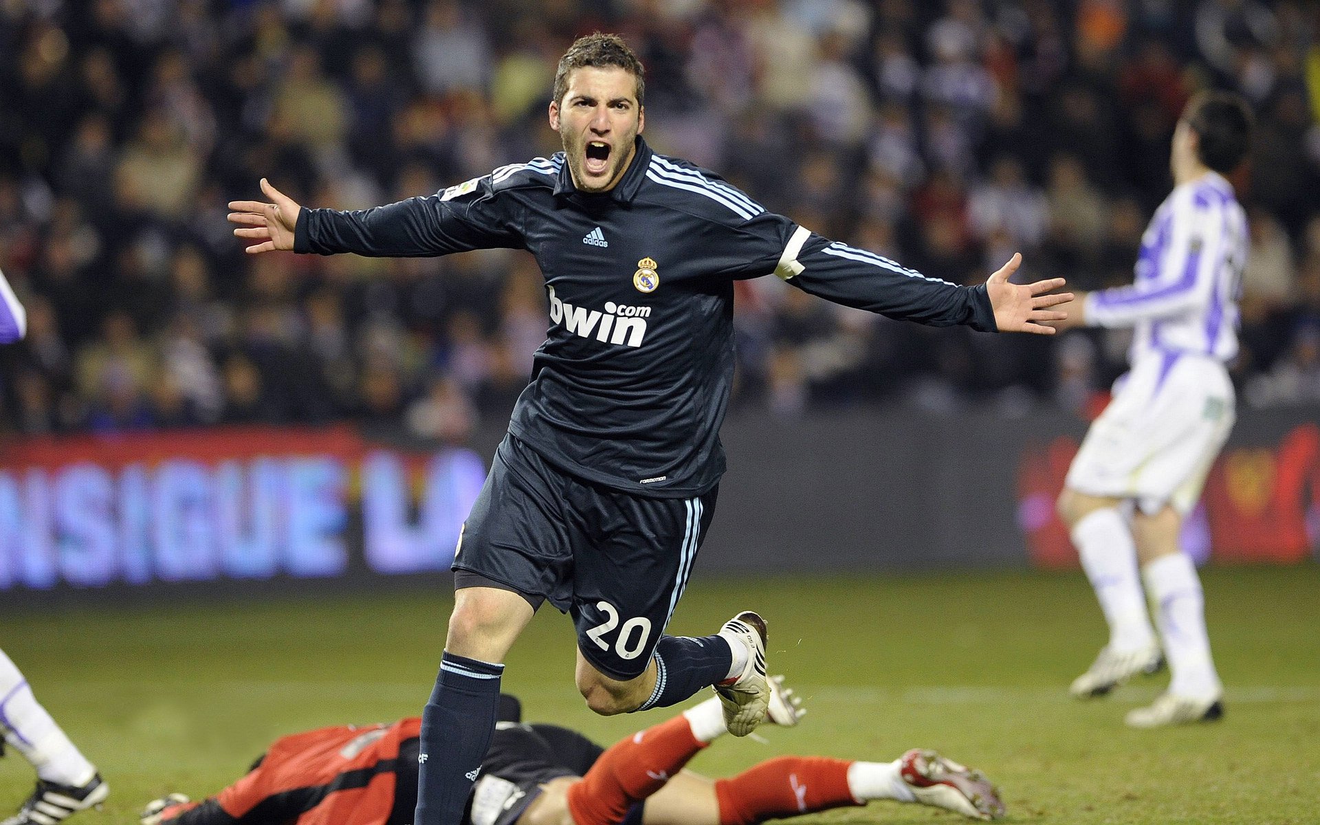 保利斯塔关键时刻发挥出色,保利斯特朗