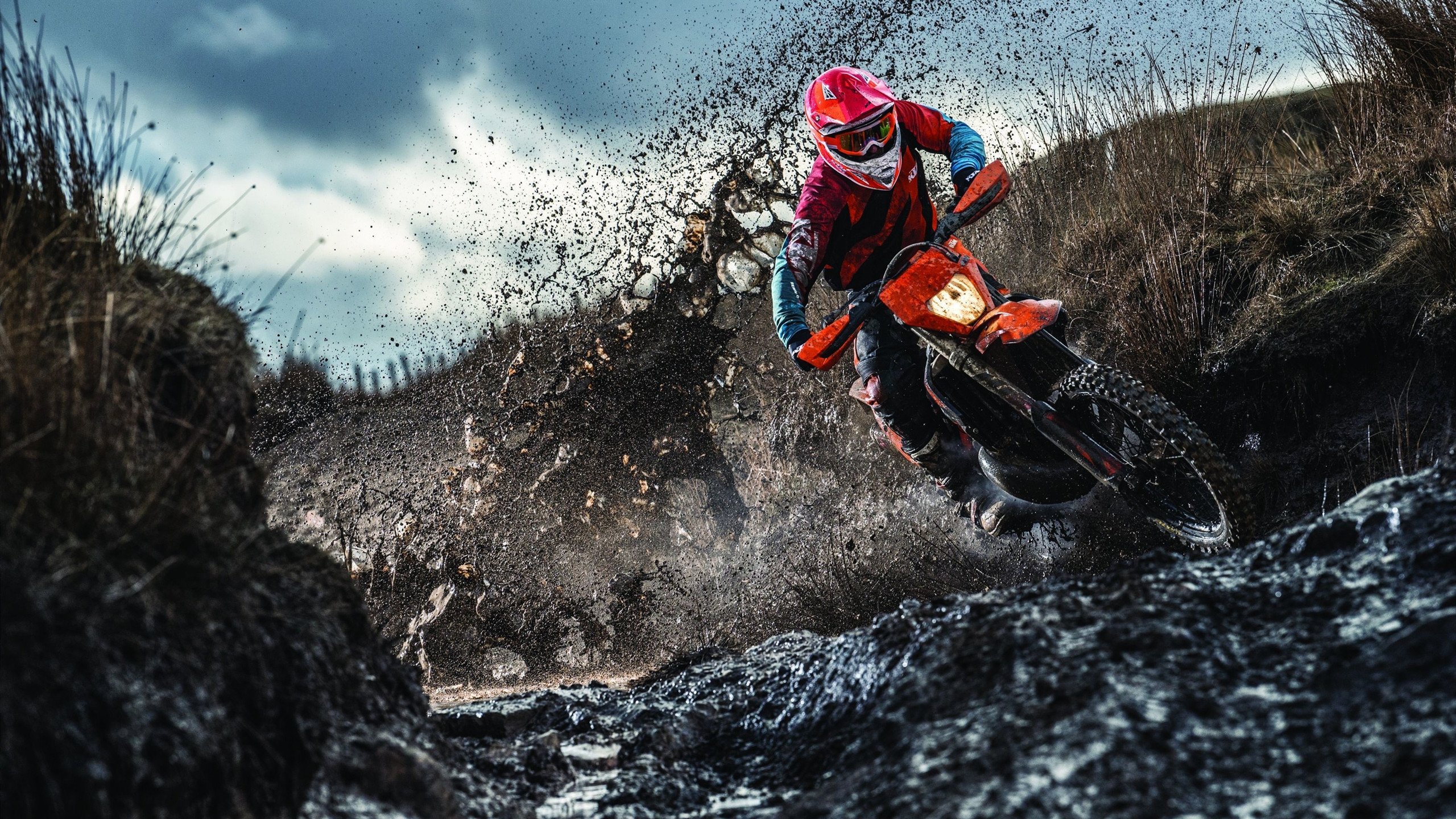 赫塔菲队形紧凑保证防线整体协同，赫塔菲球员